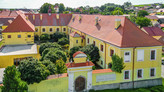 Historický zámek užitná plocha 1.672 m2, na pozemku 3.871 m2, městys Čechtice, okr. Benešov 