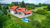 Prodej rodinny dum 6+1 s bazénem na pozemků 2.377 m2 v klidné lokalitě Tišice, okr. Mělník.